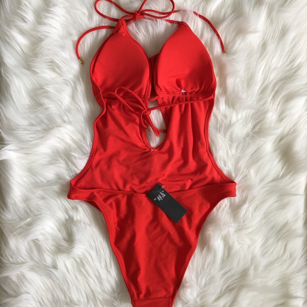 Cheeky Ruffle One Piece - Picture 3 of 8